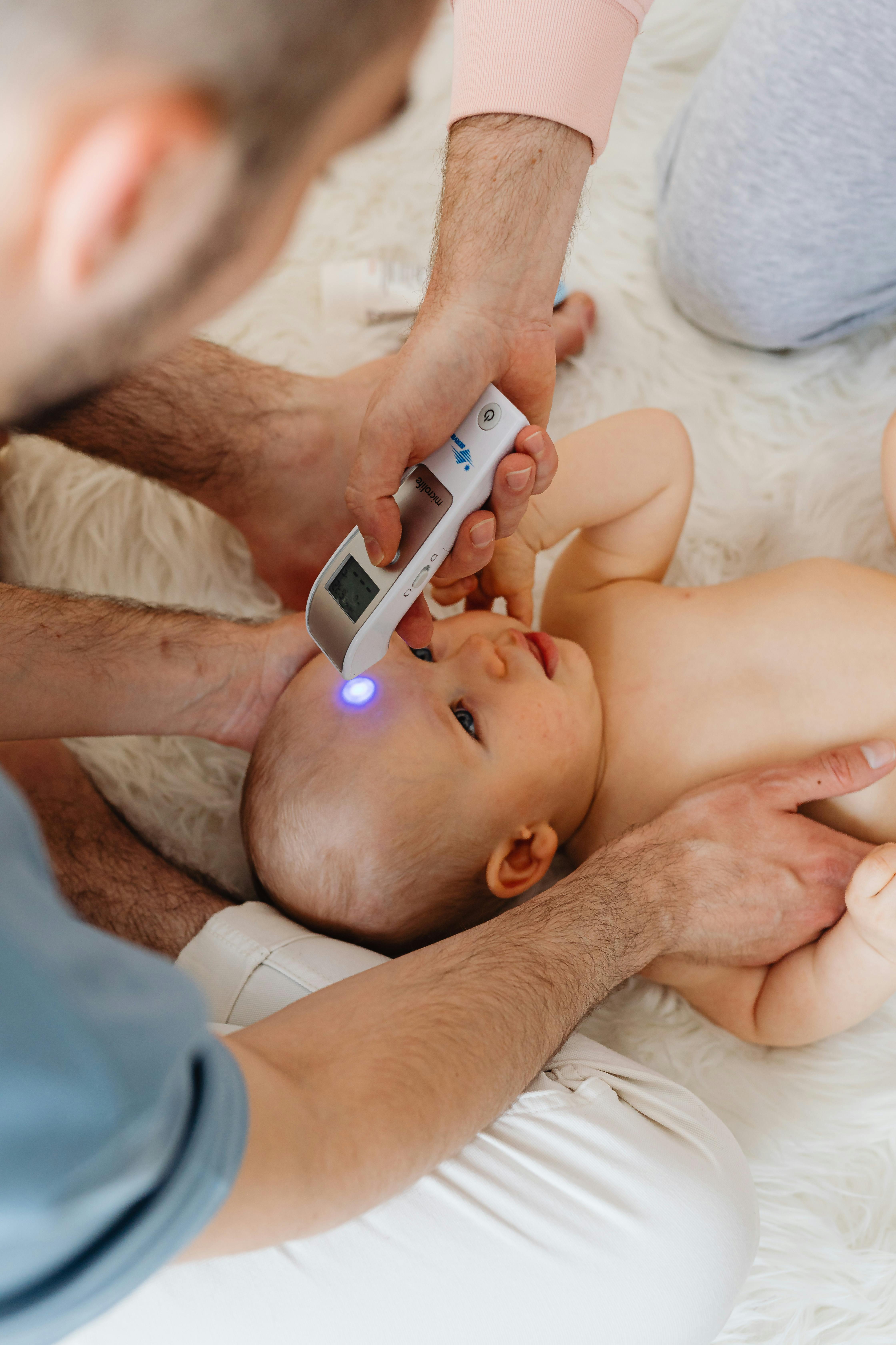 아기가-열날-때-대처할-수-있는-방법을-숙지해야-합니다.