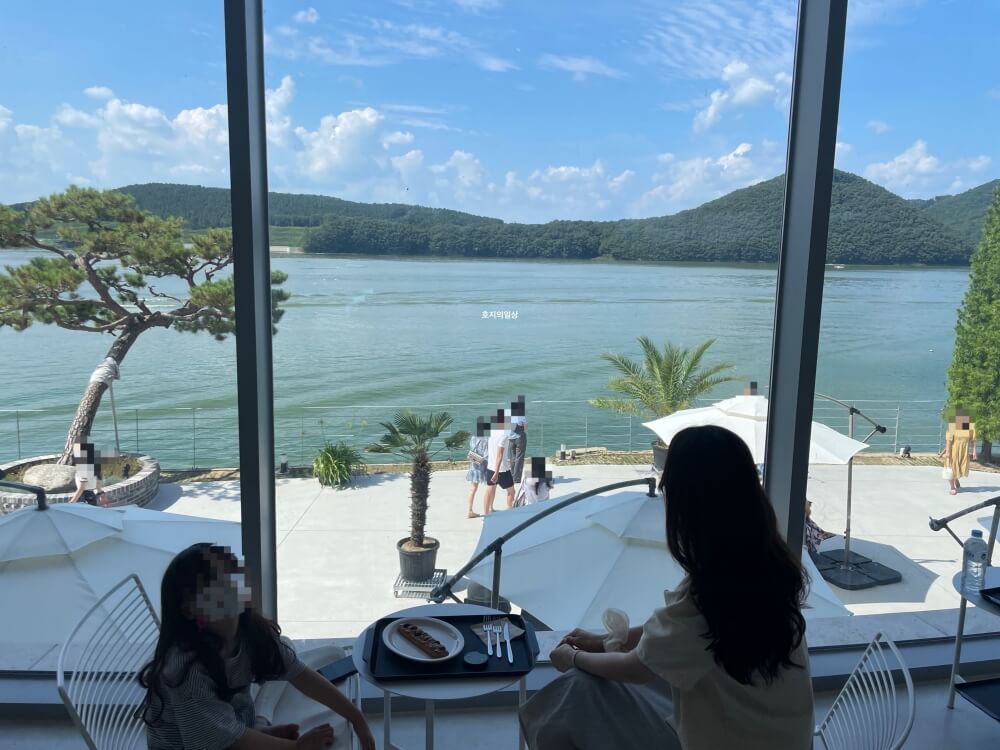 용인 이동 저수지 뷰 카페 맛집 그린 웨일 - 1층 창가뷰