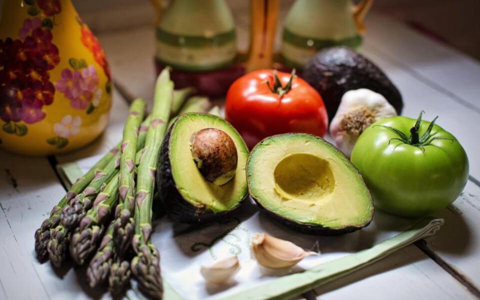 아보카도를 포함한 과일이 모여있는 사진