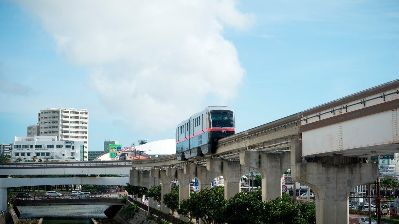 오키나와 도심지를 가로지르는 유이레일