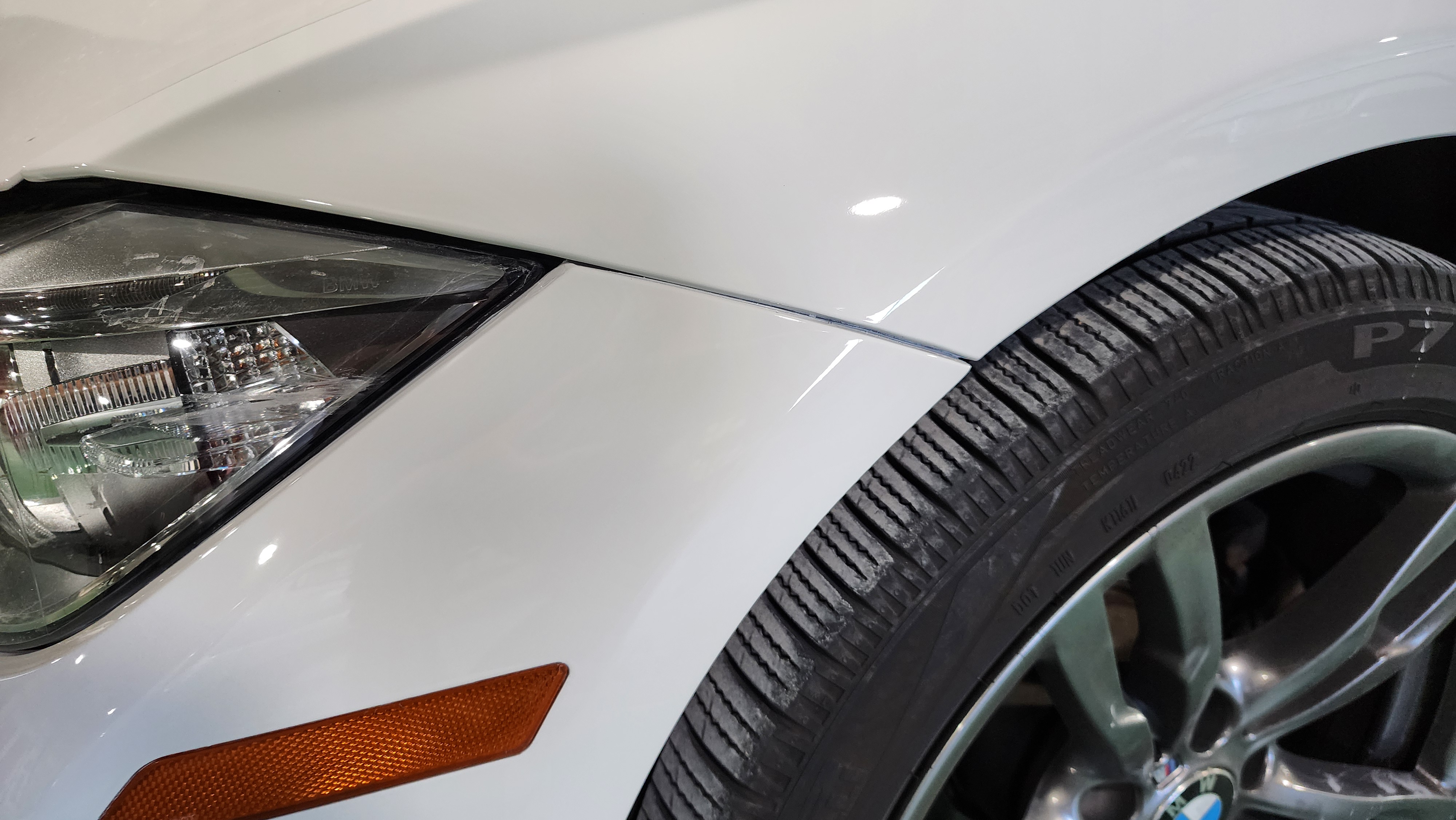 BMW320d 앞휀다 앞범퍼 판금도색 완성 근접 사진