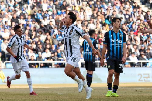 조영욱이 시즌 첫골을 1라운드에 기록하며 기뻐하고 있다.