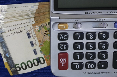계산기와 돈사진