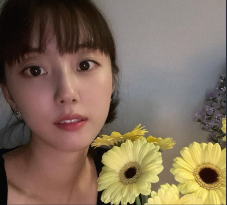 배우 박세은이 해바라기와 함께 찍은 사진