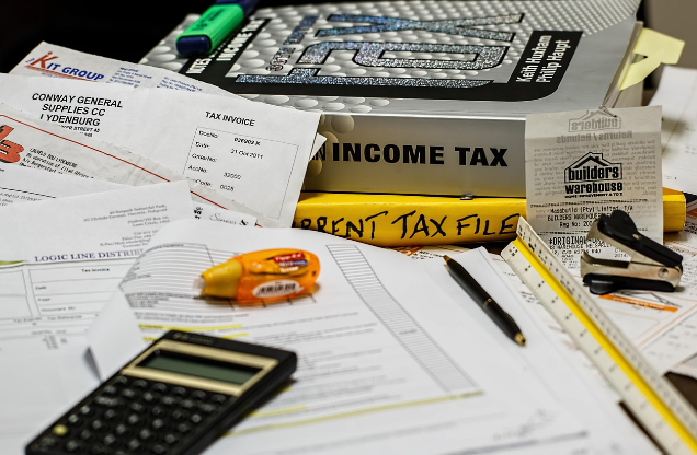 자료 증빙 서류 준비 하는 사진