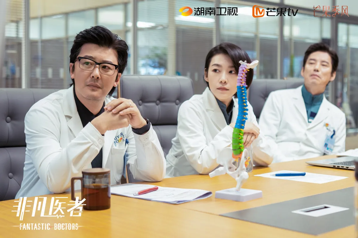 비범의자-3명의 과장들-의사가운입고 앉아있는