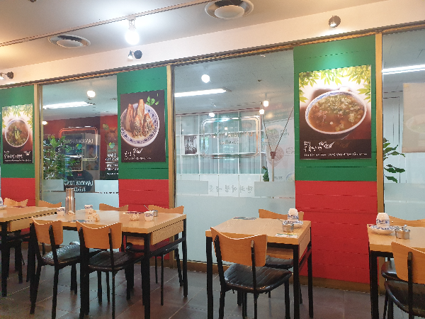 창문 사이에 초록색과 붉은색이 홍콩 골목길 감성이다.