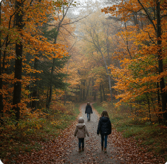 숲길에서 산책하는 가족