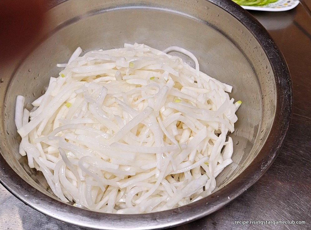 파래 무침에 들어갈 절인 무를 양푼에 옮겨 담은 사진