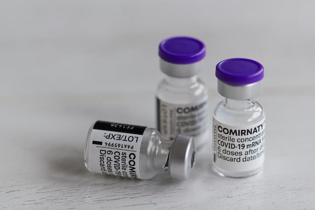 COVID백신 하얀색병1개, 보라색병2개