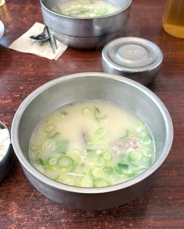 밥과 함께 나오는 깊고 진한 맛의 설렁탕