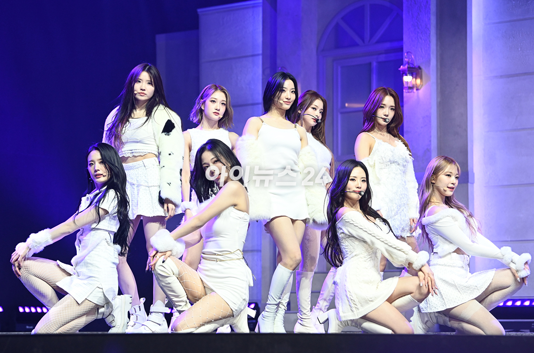 그룹 프로미스나인 송하영-장규리-이채영이 17일 오후 서울 용산구 한남동 블루스퀘어에서 열린 프로미스나인(fromis_9) 미니 4집 앨범 'Midnight Guest'(미드나잇 게스트)' 쇼케이스에 참석해 타이틀곡 'DM' 무대를 선보이고 있다. [사진=정소희 기자]