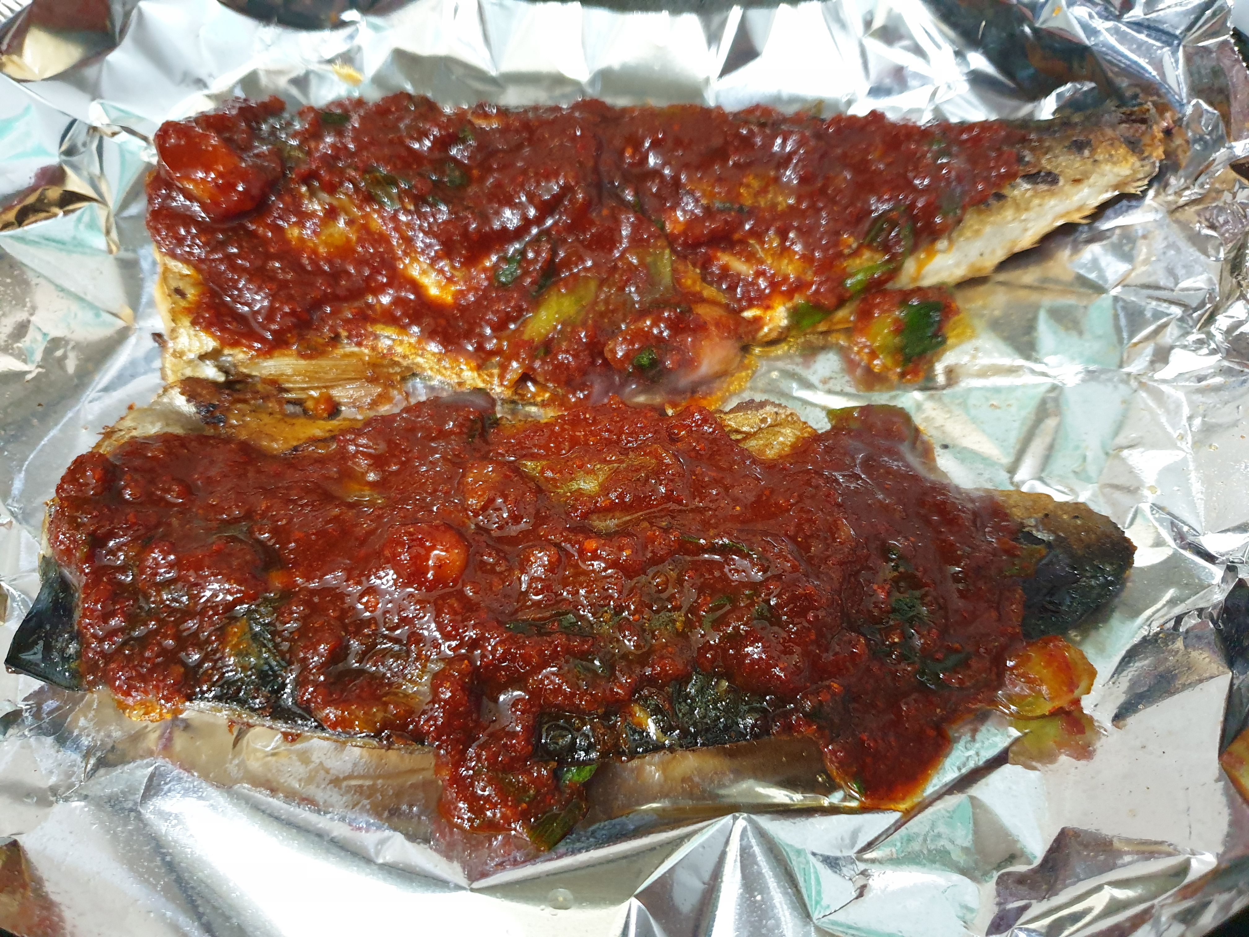 구워진 고등어 위에 양념장 올리기