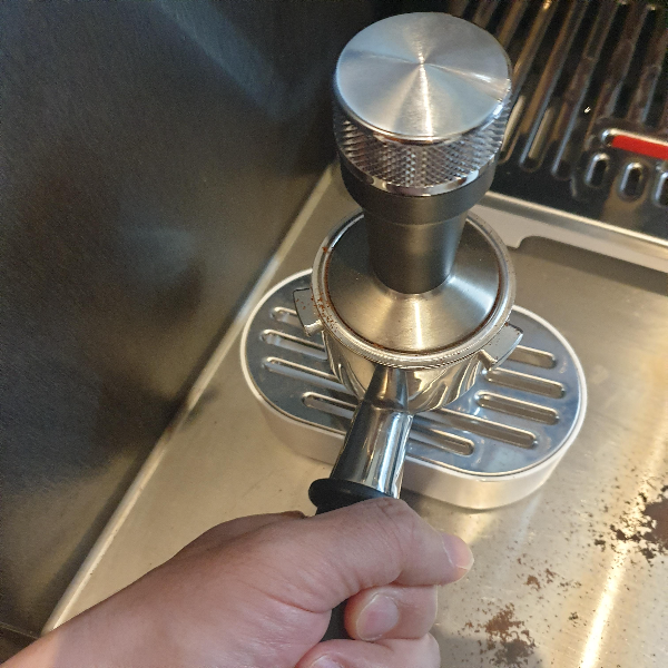 드롱기 라스페셜리스타 아르떼(La Specialista ARTE) 반자동 커피 머신_추출_탬핑하기