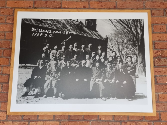 피에르 생제 신부는 1957년 3월에는 대전교구 최초의 레지오 마리에를 도입했습니다. (이 사진이 바로 그 기념사진입니다.)