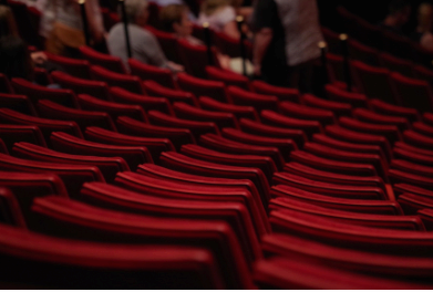 뮤지컬 극장 객석 (이미지 : 픽사베이. 무료 상업적 이용가능) * 출처 : https://pixabay.com/ko/photos/%EA%B7%B9%EC%9E%A5-%EB%AE%A4%EC%A7%80%EC%BB%AC-%EC%B6%A4-%EB%8B%A8%EA%B3%84-1477670/