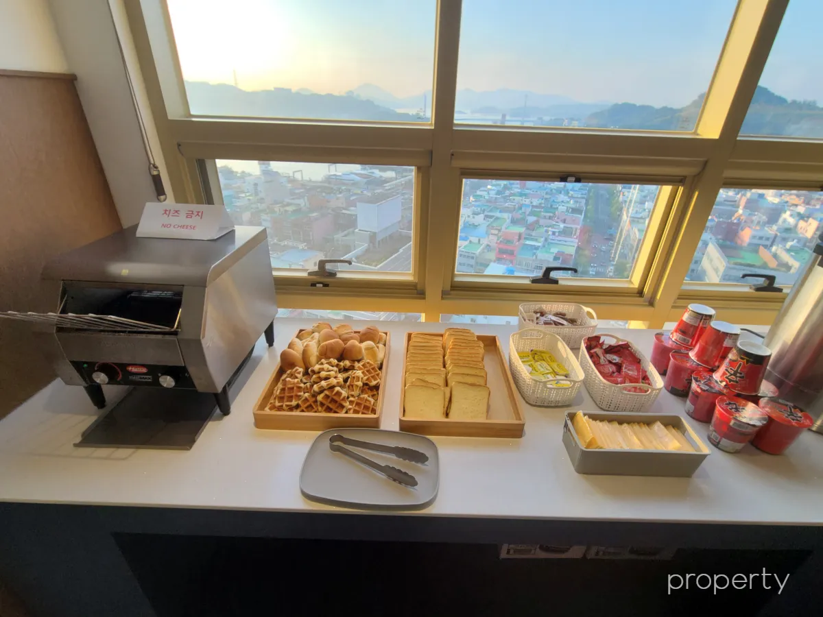 오븐기-모닝빵-와플-식빵-잼과버터-치즈-컵라면