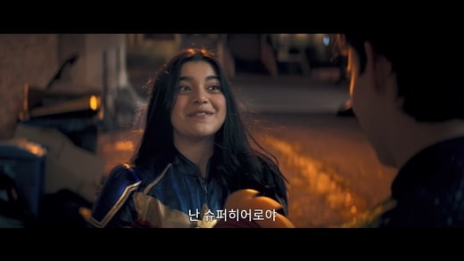 자신이 슈퍼히어로라고 말하는 여자아이의 모습