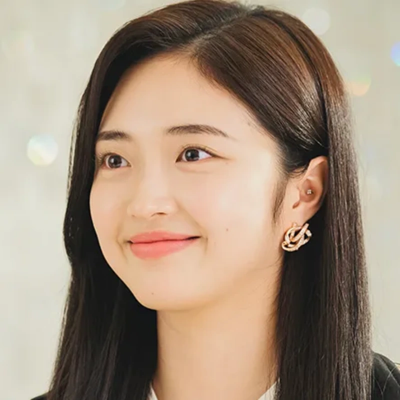 긴 갈색 머리를 하고 내 남편과 결혼해줘에서 유희연을 연기하는 배우 최규리