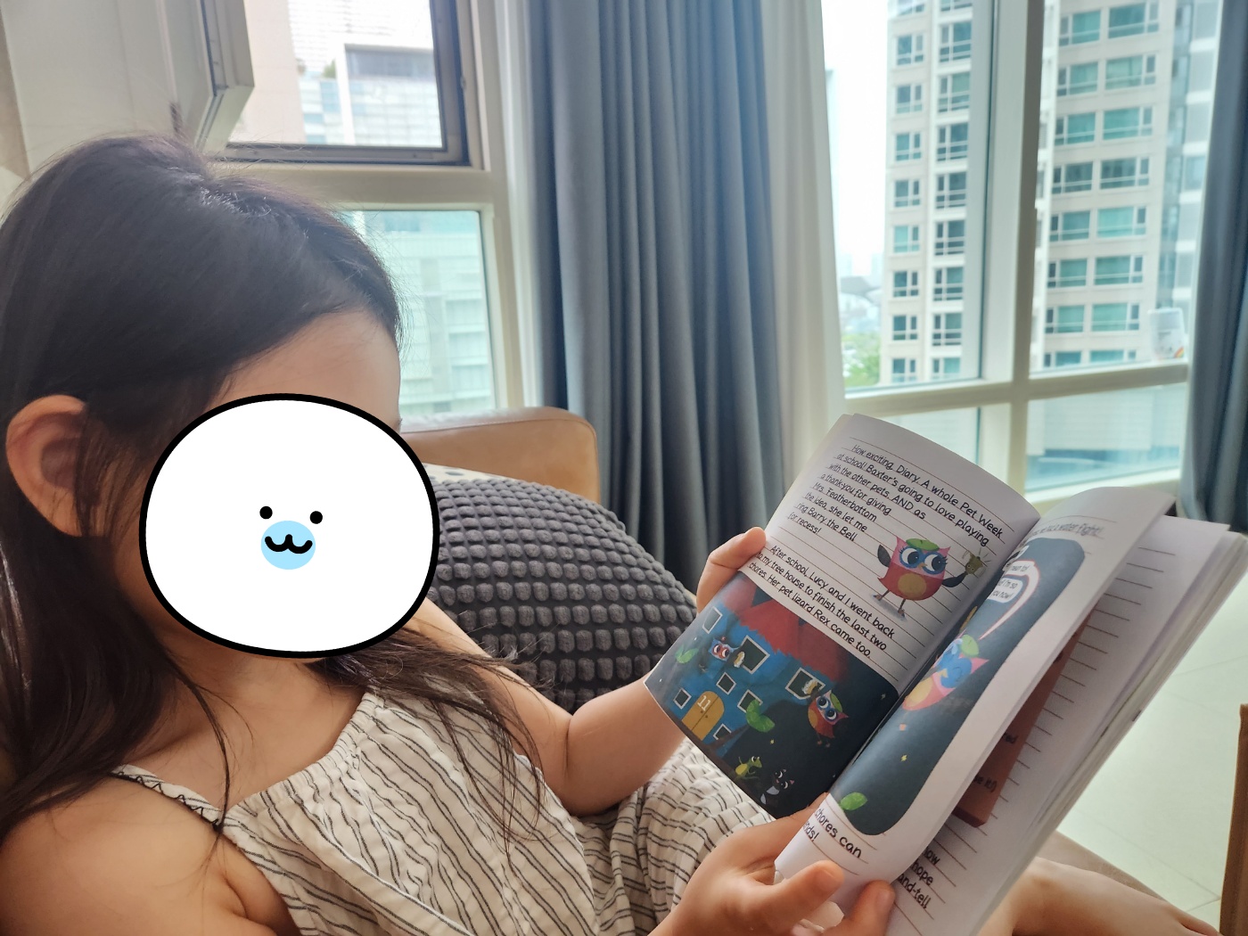 영어책을 읽고 쉬는 딸