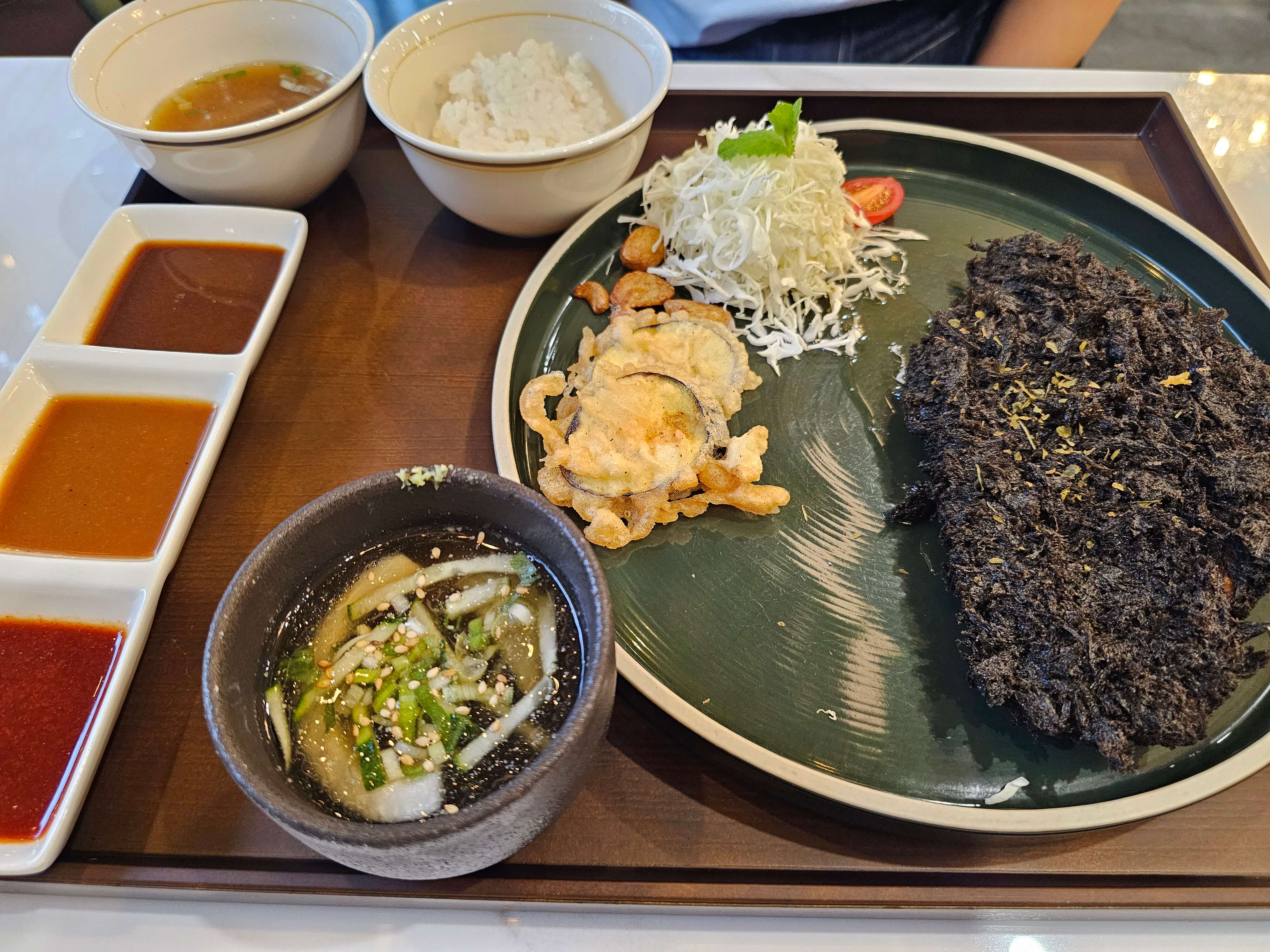 블랙 생등심돈까스 전체 상차림 장면