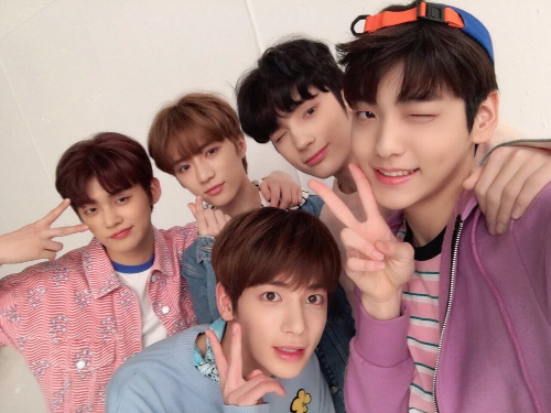 투모로우바이투게더 빌보드 200