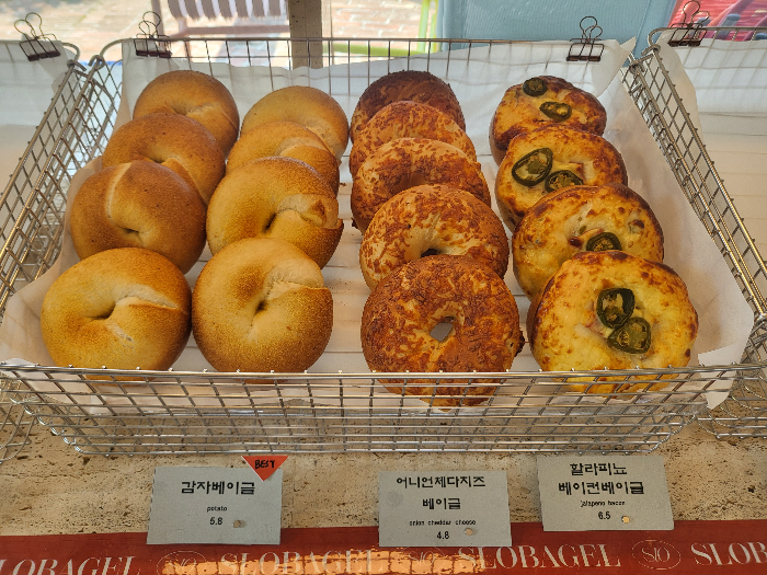 슬로우소랑 진열되어있는 베이글