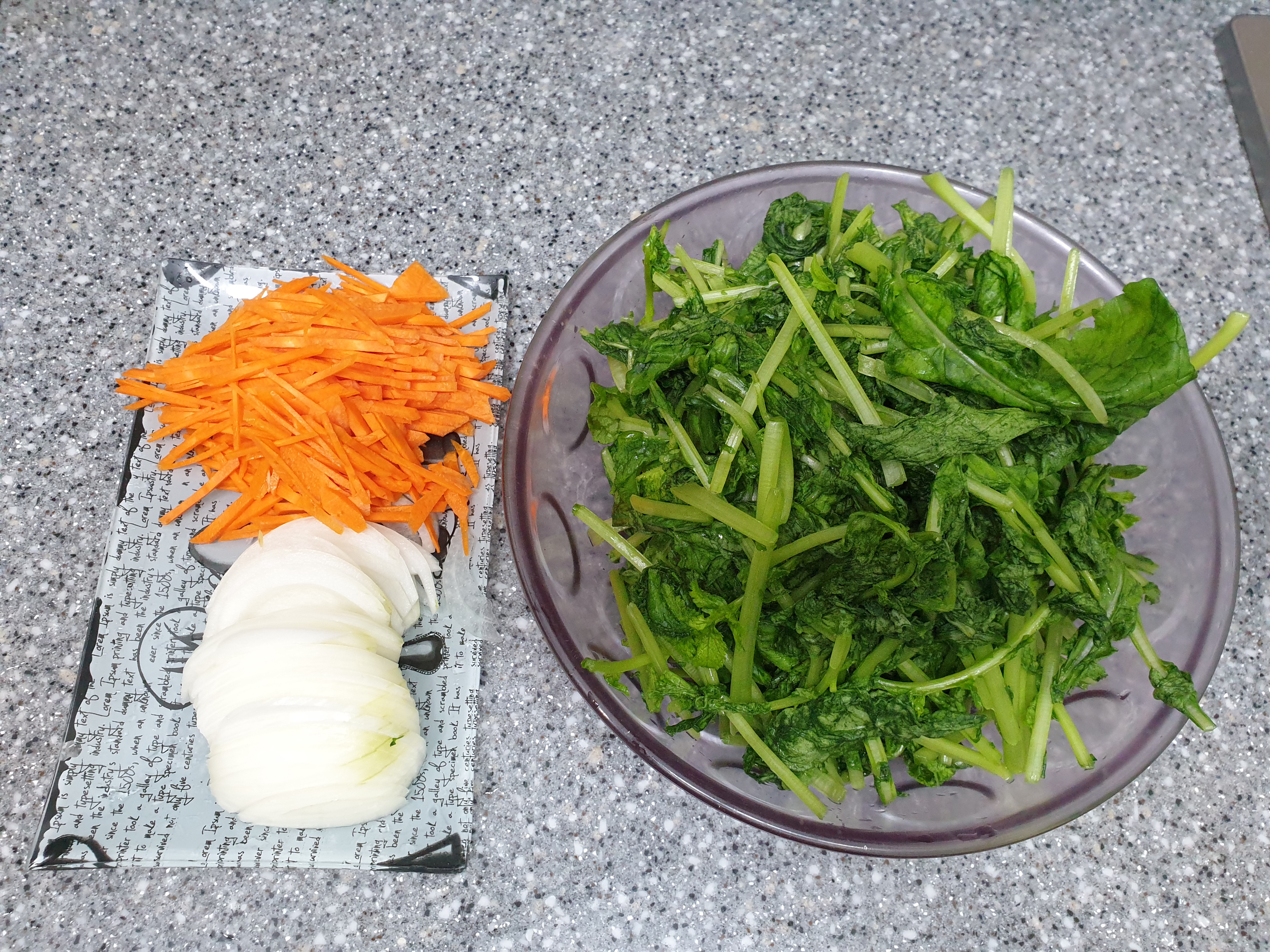 채썰은 양파와 당근&#44; 절인열무