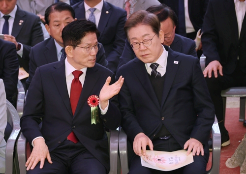 [속보] 이재명 52.1%로 선두…김문수·이준석 격차 벌어져 (리얼미터 3자 대결)