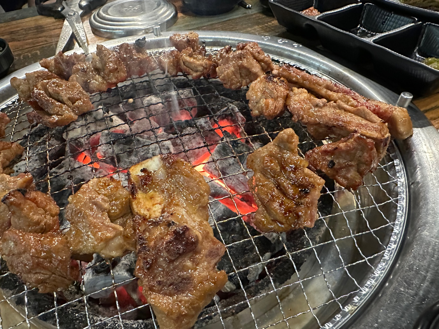 술붗위에 올라가 맛있게 구워지고있는 돼지갈비