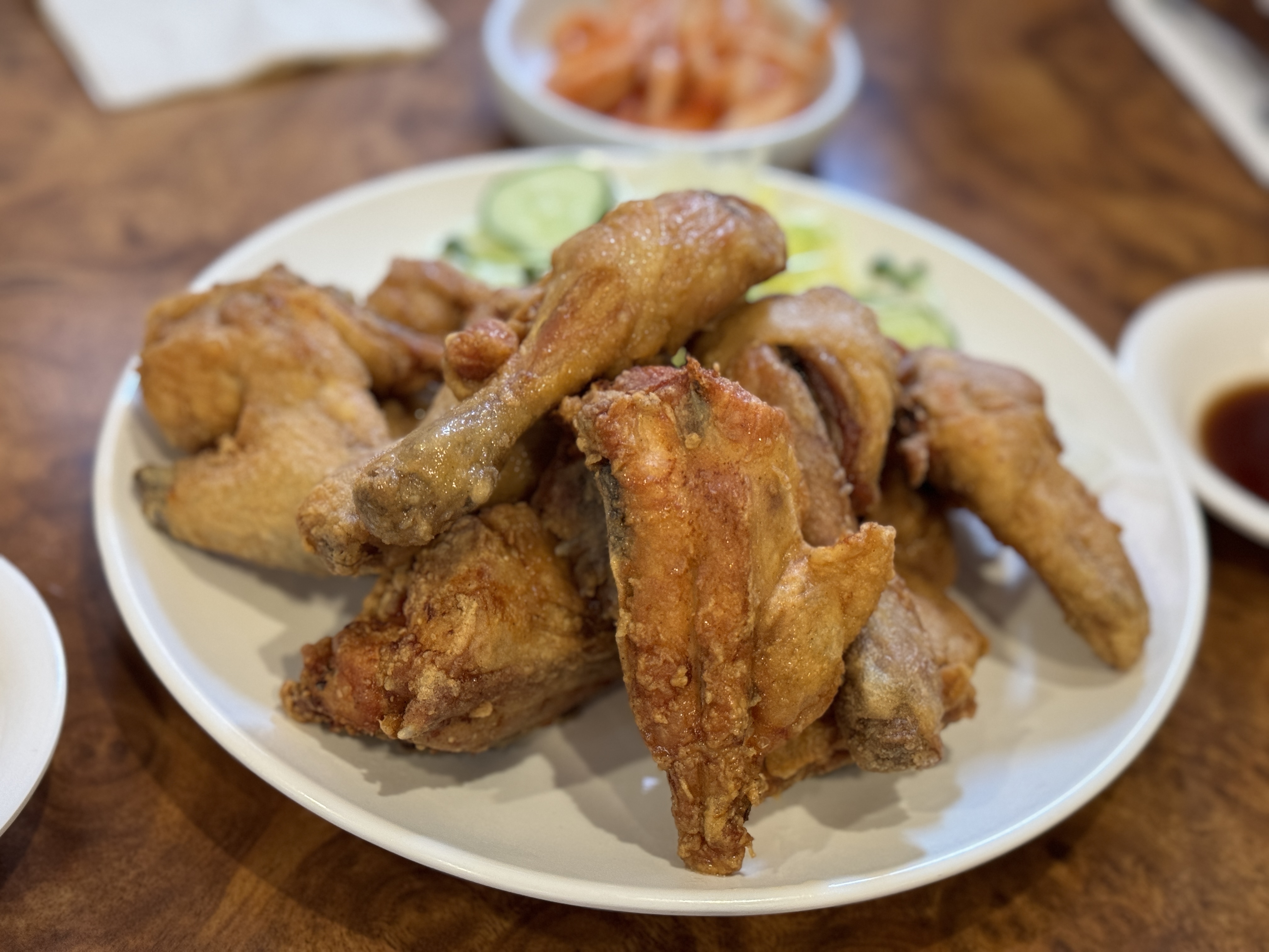 튀김옷이 얇고 옛날 치킨 스타일의 담백한 맛을 자랑하는 명동곰돌이 시그니처 메뉴 치킨