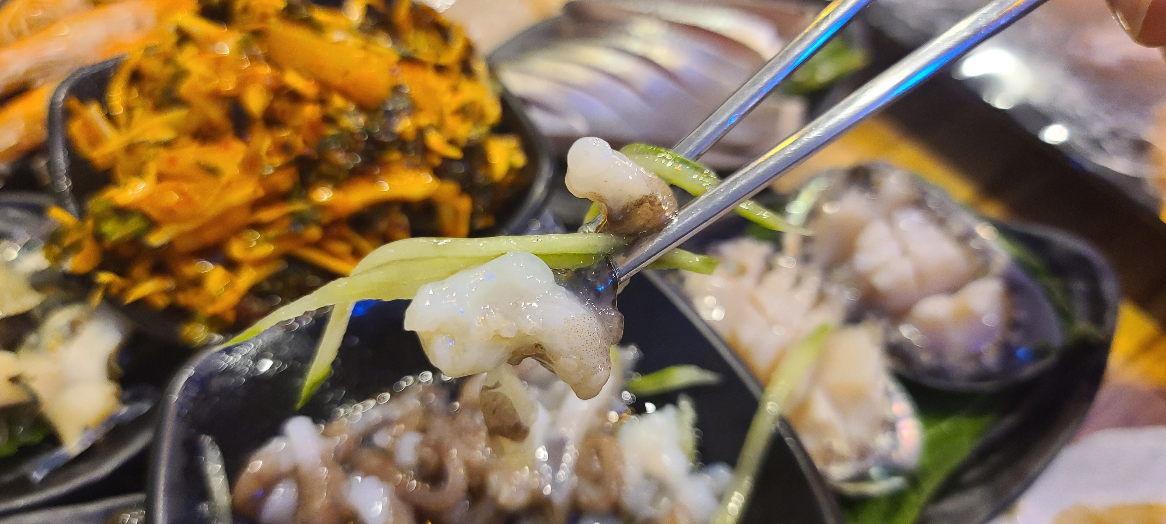 낚시꾼 김춘복의 도시어부 송도점 인천맛집 송도맛집 외부 활어회전문점 내부 수산문제작소 두툼한 활어회 해산물모듬