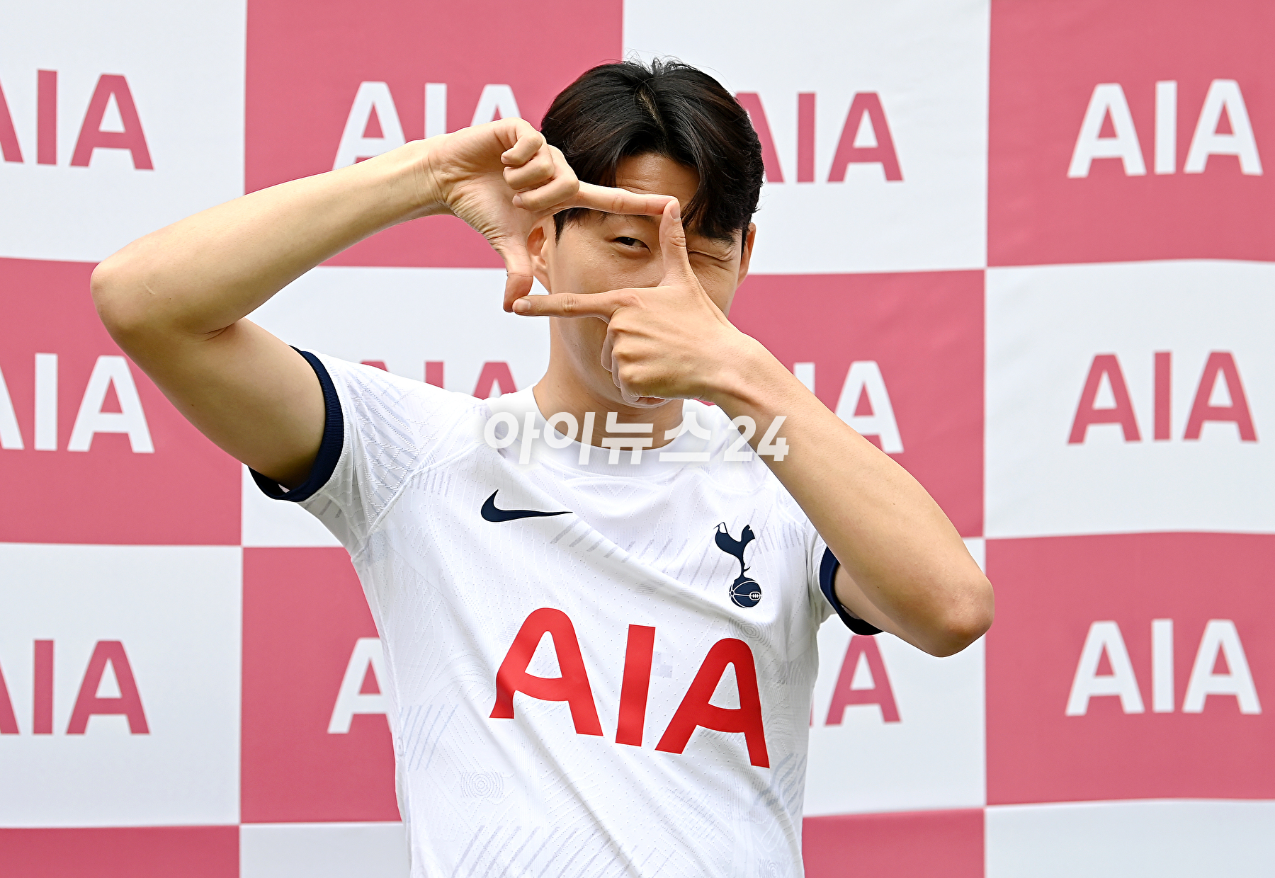 축구선수 손흥민이 4일 오후 서울 동대문구 글로벌지식협력단지에서 열린 AIA생명 소아암 어린이 돕는 사회공헌 캠페인에 참석해 포토타임을 갖고 있다. [사진=곽영래 기자]