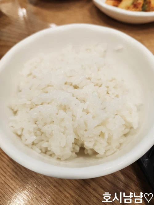 남원추어탕 갓 지은 돌솥밥에 밥 덜어내는 모습