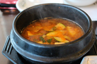 우리는 왜 찌개를 같이 떠먹게 되었을까?