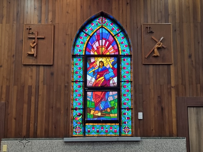 청주 수동성당 성전 안에 있는 십자가의 길, 스테인드글라스 사진입니다.
