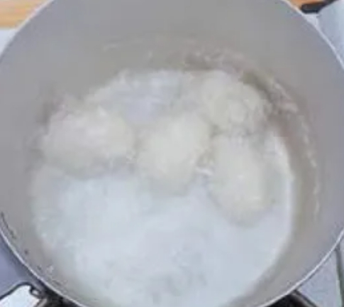 한국의 떡 종류 닭알떡-끓는 물에 떡 반죽 삶기