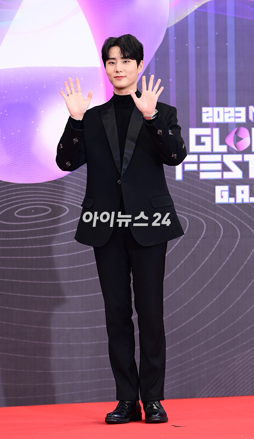 그룹 데이식스 영케이가 15일 오후 서울 여의도 KBS홀에서 열린 &#39;2023 뮤직뱅크 글로벌 페스티벌&#39; 레드카펫 포토월 행사에 참석하고 있다. [사진=정소희 기자]
