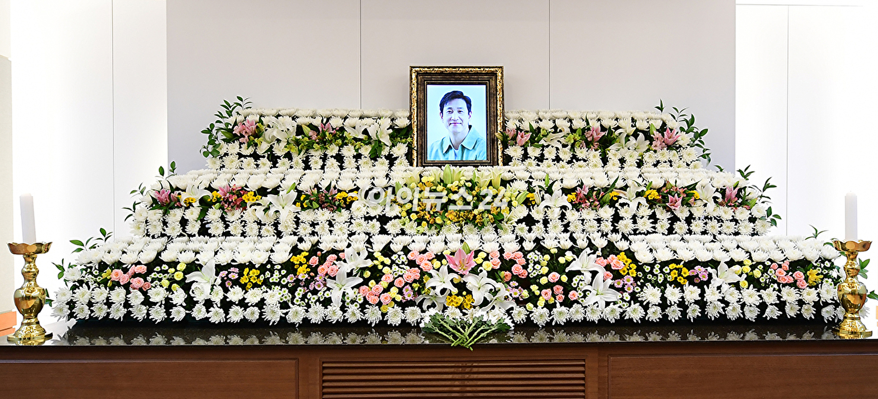 故 이선균의 빈소가 27일 서울 종로구 서울대학교병원 장례식장에 마련되어 있다. [사진=사진공동취재단]