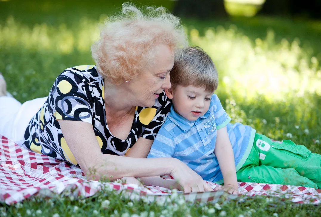 <a href="https://kr.freepik.com/free-photo/grandmother-with-her-grandson-in-the-park_6636574.htm#fromView=search&page=1&position=27&uuid=7a8678f7-cbc8-4403-a329-45006dad1c96">작가 Racool_studio 출처 Freepik</a>