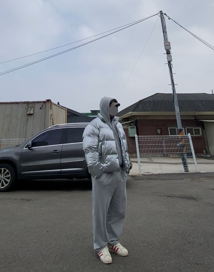 데일리룩('26.2.14.)블루썬플라워 SUN로고 카모볼캡, 무신사 무신사스탠다드 실버 숏패딩 숏점퍼, 토피 스웻 집업후드티, 토피 벌룬핏 와이드팬츠, 아디다스 슈퍼스타 82 레드