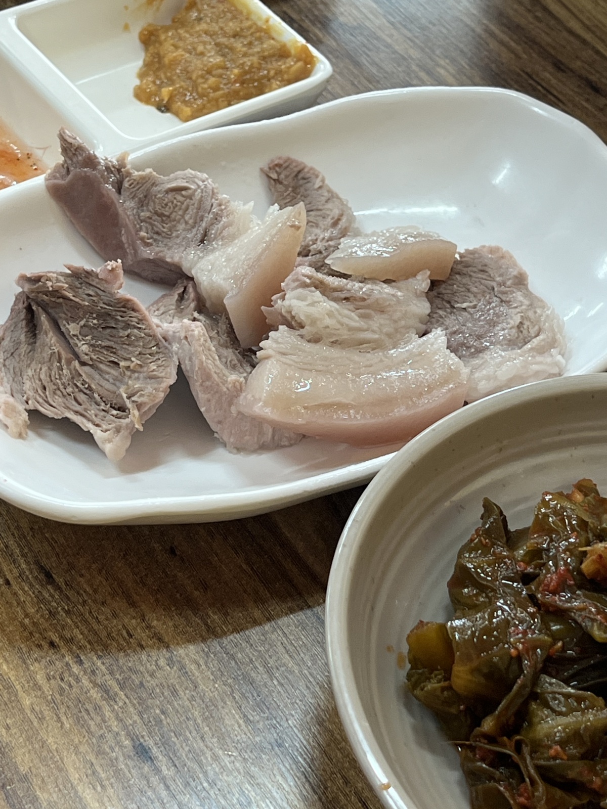 촉촉하게 잘 삶아진 돔베고기 수육