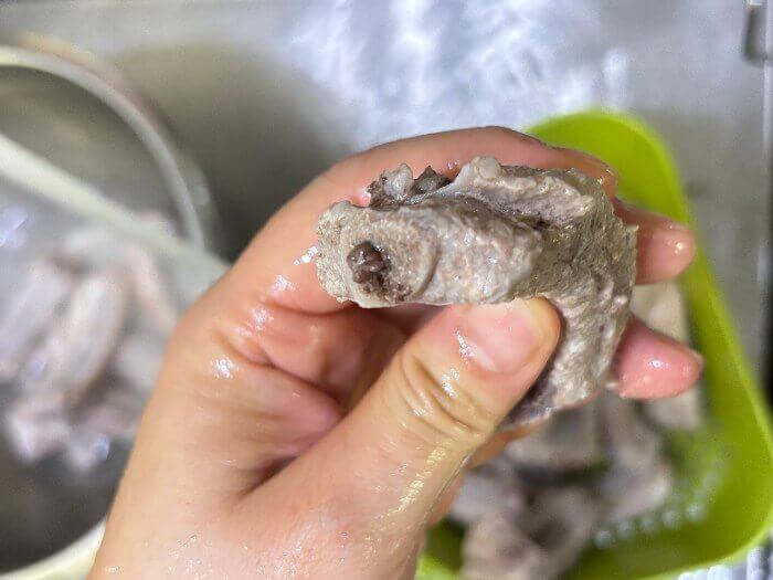삶은 등갈비에 불순물을 씻는 사진