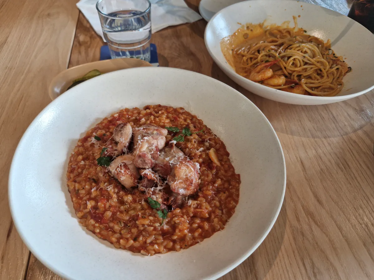 치킨리조또와-쉬림프파스타가-담겨져-있는-접시