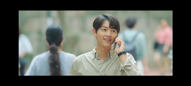 통화하며 밝게 웃는 송중기