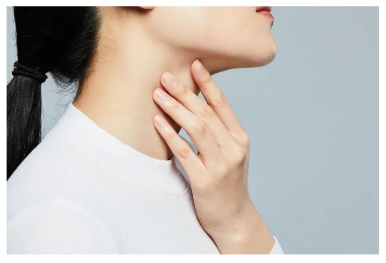 목 아픈 여자 이미지