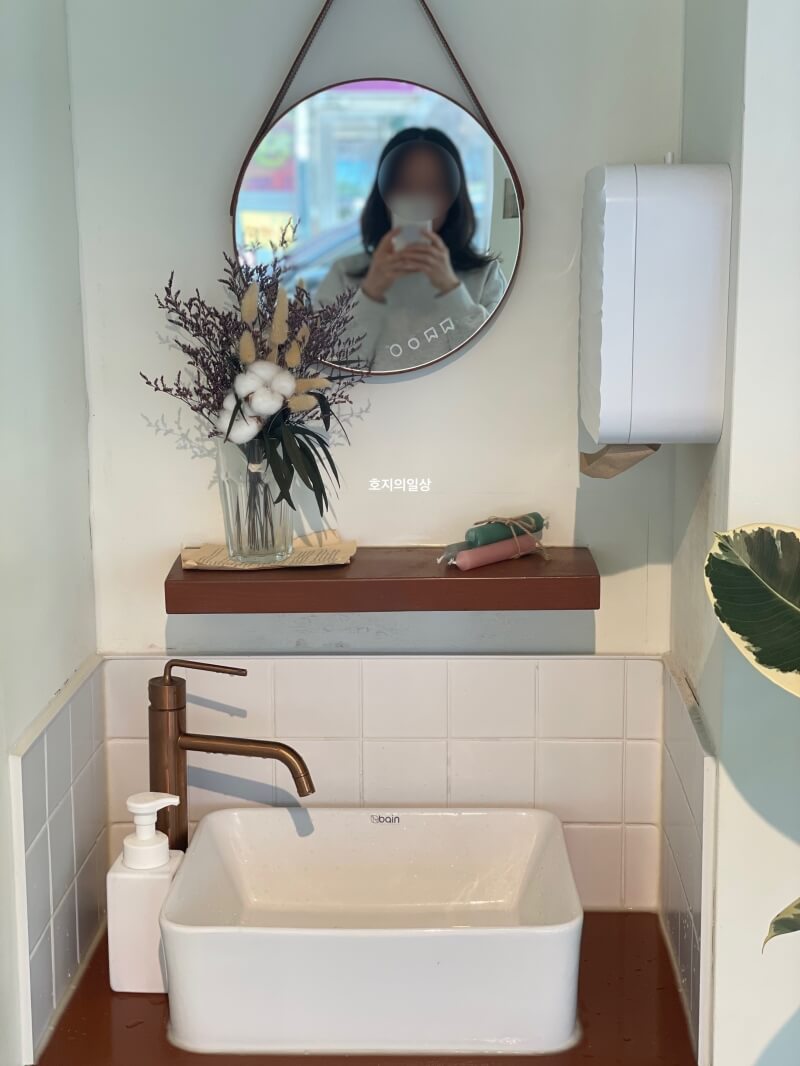 수원 브런치 카페 맛집 유유진진 - 손 씻는 세면대