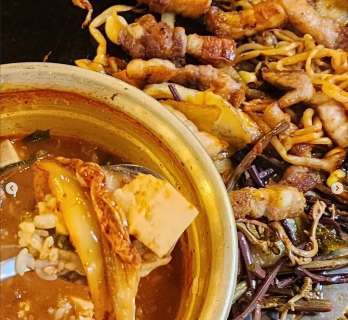 김치찌개와 철판모듬구이
