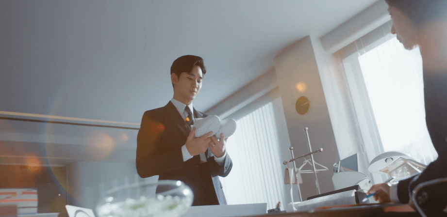 눈물의 여왕 운동화