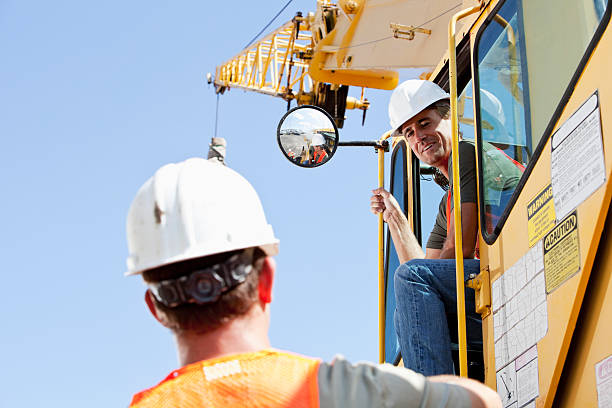 이미지 출처: AI 생성 이미지(콘텐츠 이해를 돕기 위한 시각 자료, 실제 인물을 특정하지 않은 AI 생성 이미지)

기중기 운전자는 현장 신호수와의 정확한 소통을 통해 중량물을 안전하게 인양&middot;이동하며, 기중기운전기능사 자격증은 이러한 작업을 합법적으로 수행하기 위한 필수 자격입니다.